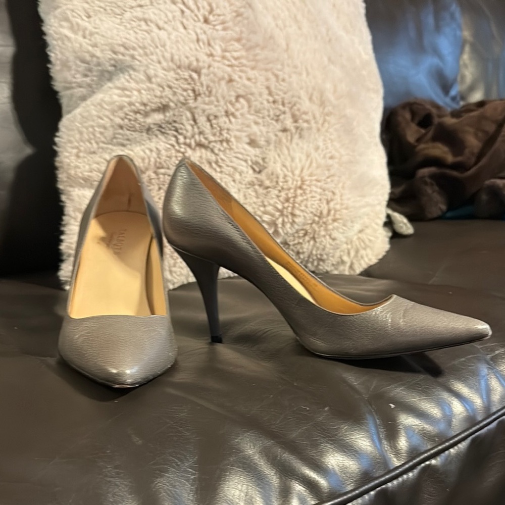 Elegant Gray Leather Pumps